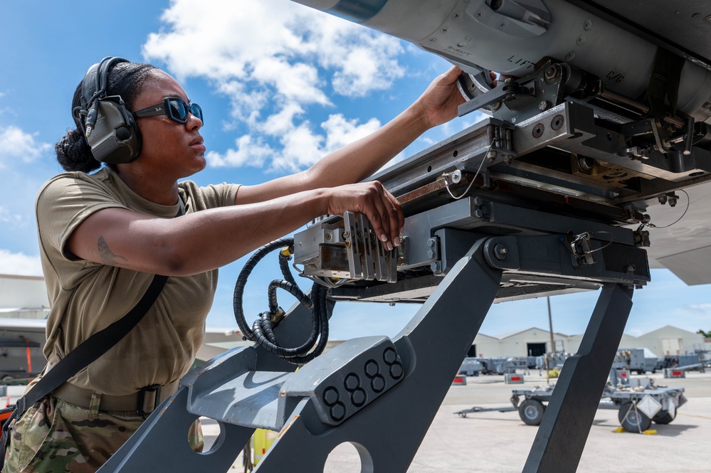 18th MXG holds weapons load competition