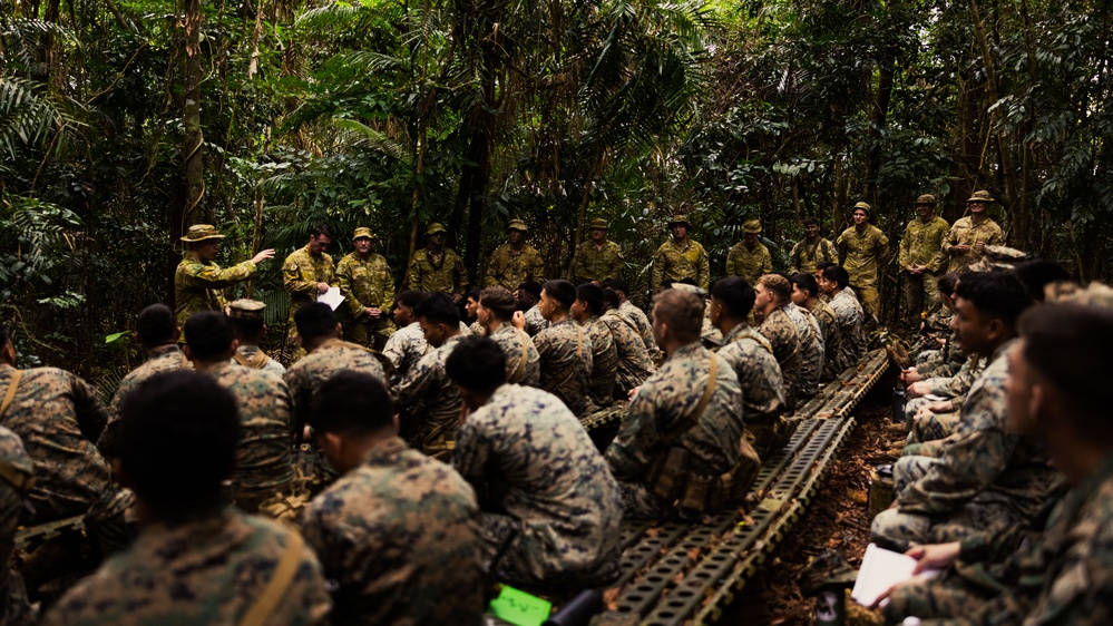 MRF-D 25.3: 3rd Bn., 11th Marines, receives classes on jungle survival