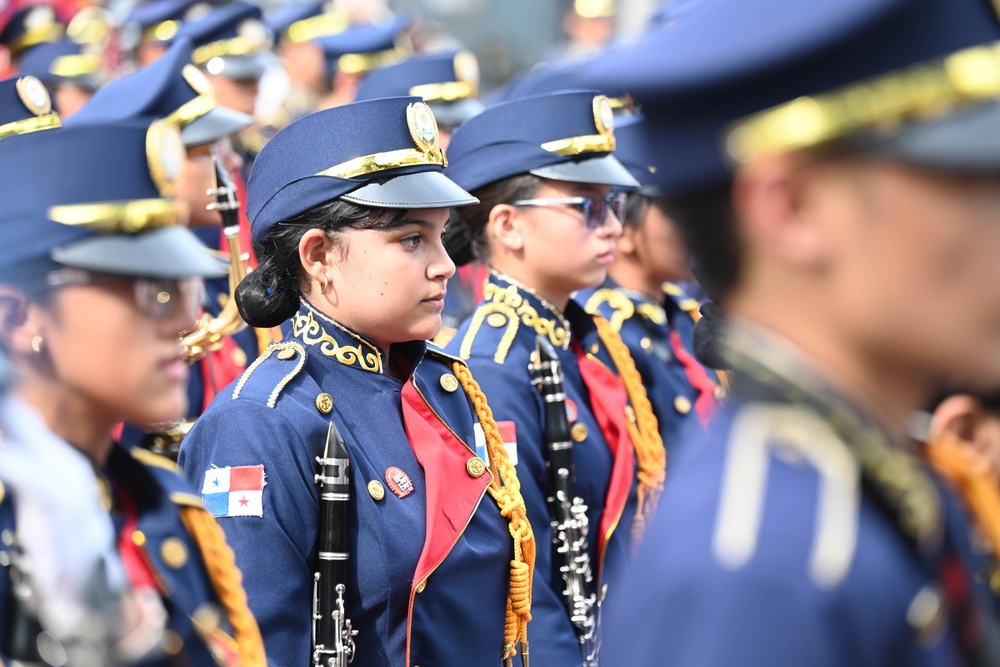 Panamanian students and U.S. Navy service members unite in concert