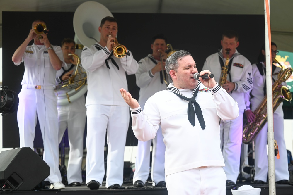 Panamanian students and U.S. Navy service members unite in concert