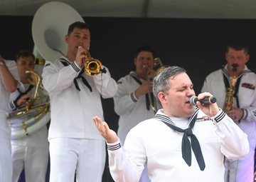 Panamanian students and U.S. Navy service members unite in concert
