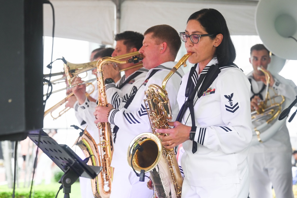 Panamanian students and U.S. Navy service members unite in concert