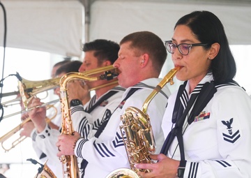 Panamanian students and U.S. Navy service members unite in concert