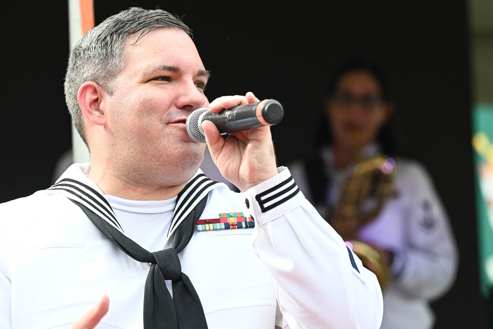 Panamanian students and U.S. Navy service members unite in concert