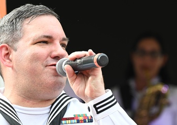 Panamanian students and U.S. Navy service members unite in concert