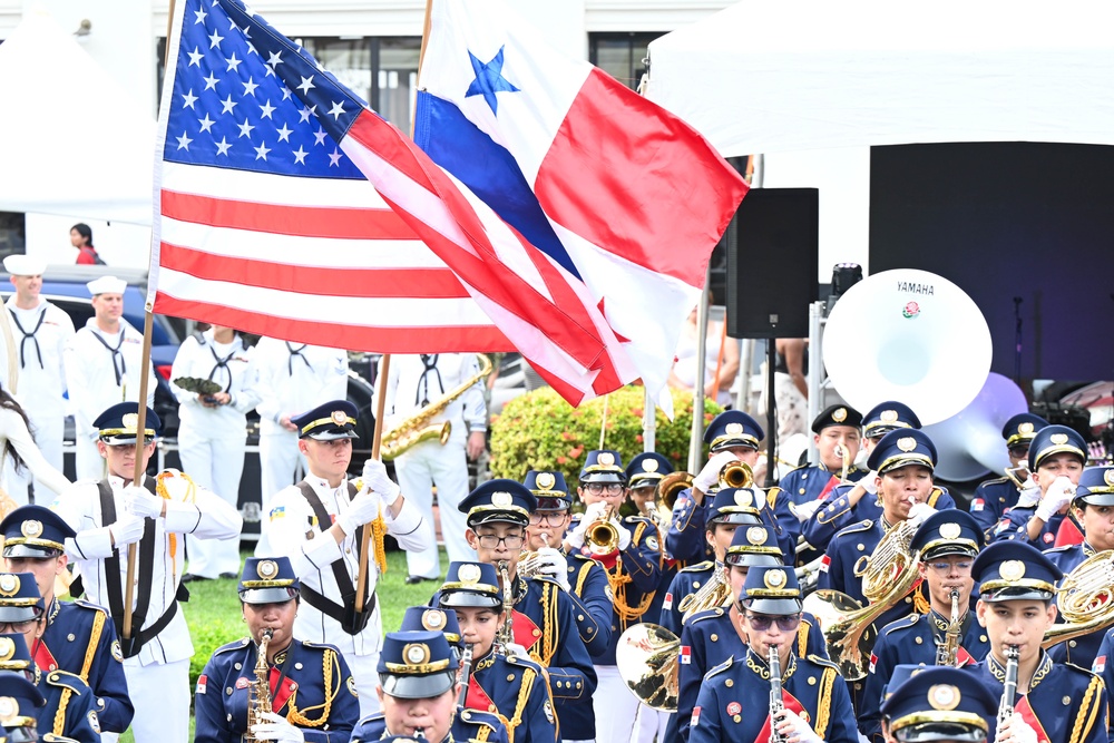 Panamanian students and U.S. Navy service members unite in concert