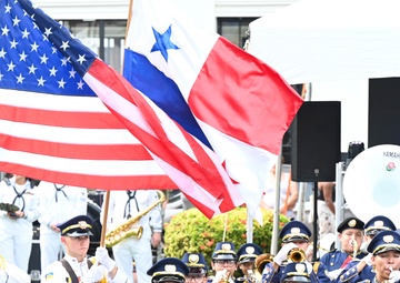 Panamanian students and U.S. Navy service members unite in concert