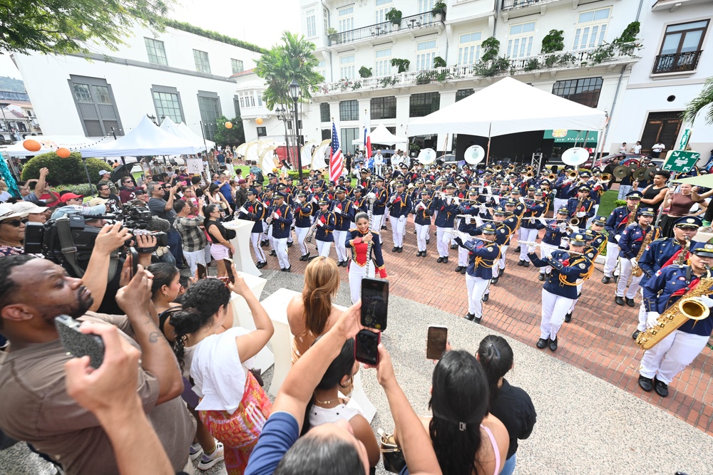Panamanian students and U.S. Navy service members unite in concert