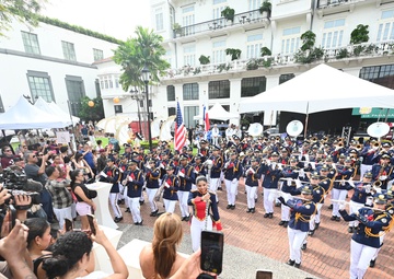 Panamanian students and U.S. Navy service members unite in concert