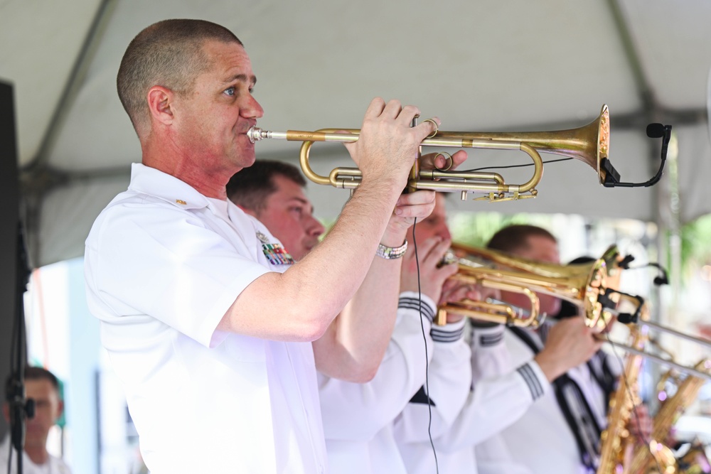 Panamanian students and U.S. Navy service members unite in concert
