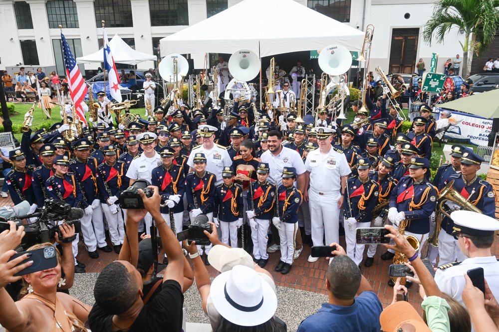 Panamanian students and U.S. Navy service members unite in concert