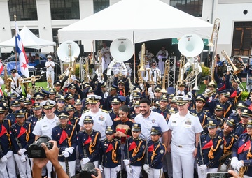 Panamanian students and U.S. Navy service members unite in concert
