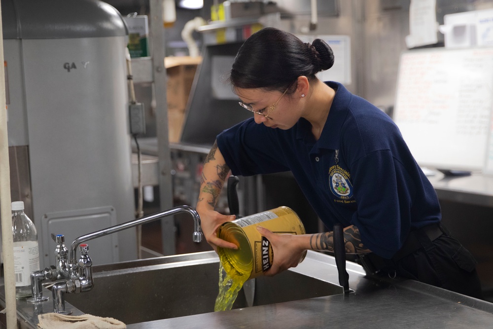 USS Kearsarge Prepares Lunch For The Crew