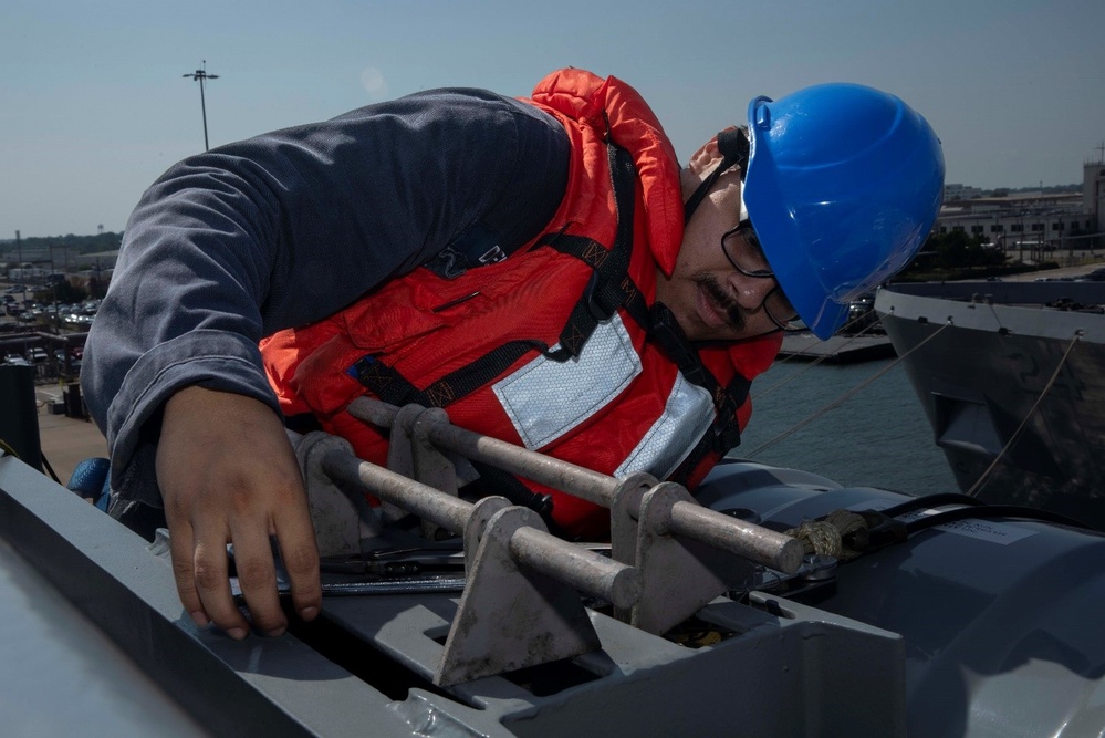 USS Kearsarge Conducts Routine Maintenance