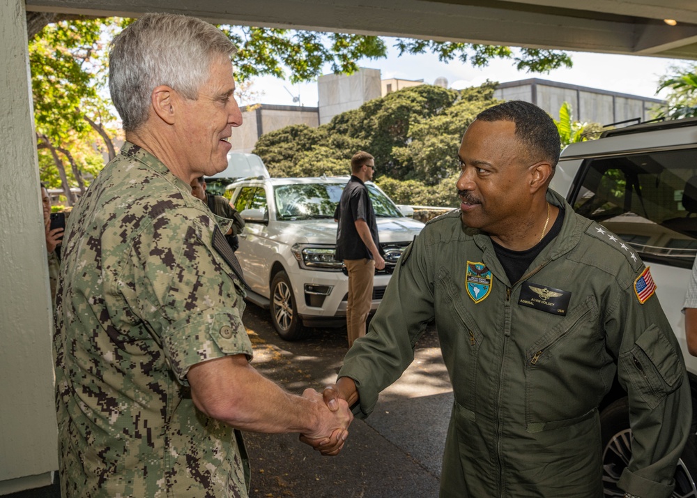 Commander, U.S. Southern Command meets with Commander, U.S. Pacific Fleet in Pearl Harbor