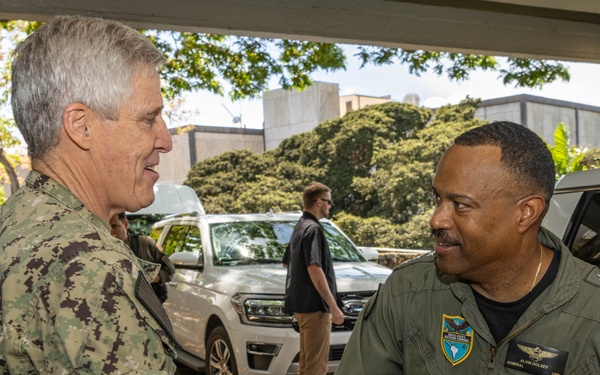 Commander, U.S. Southern Command meets with Commander, U.S. Pacific Fleet in Pearl Harbor