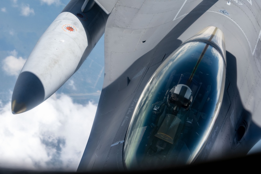 91st ARS completes total force F-16 refuel