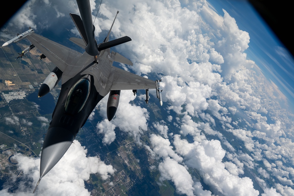 91st ARS completes total force F-16 refuel