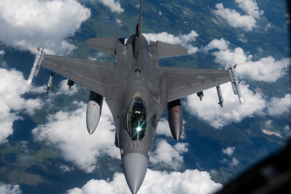 91st ARS completes total force F-16 refuel