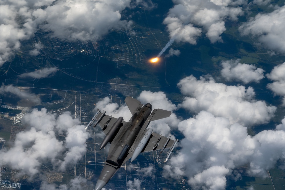 91st ARS completes total force F-16 refuel