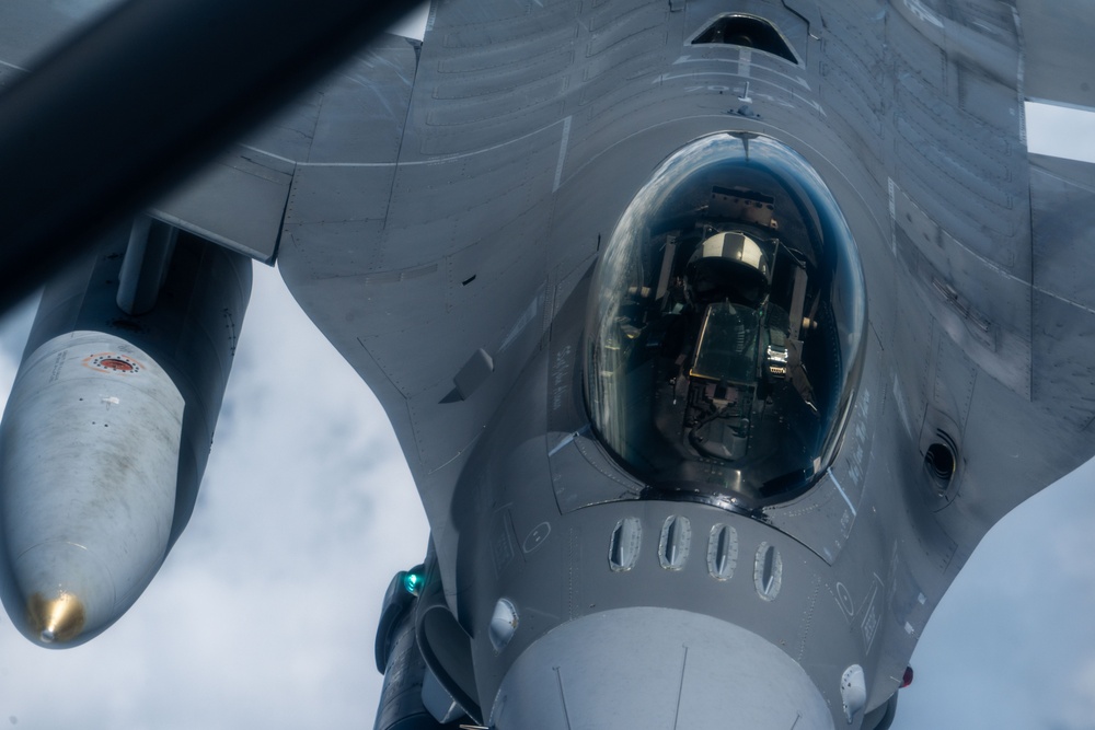 91st ARS completes total force F-16 refuel