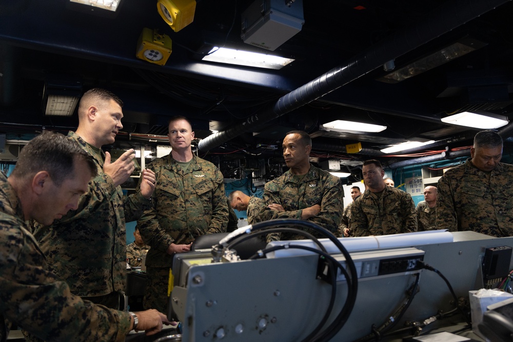 22nd MEU (SOC) | Lieutenant General Worth Visits USS Iwo Jima
