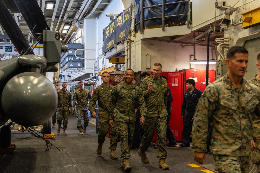 22nd MEU (SOC) | Lieutenant General Worth Visits USS Iwo Jima