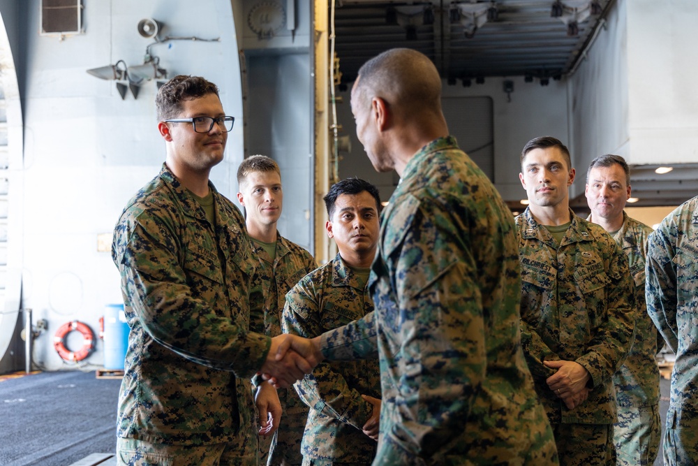 22nd MEU (SOC) | Lieutenant General Worth Visits USS Iwo Jima