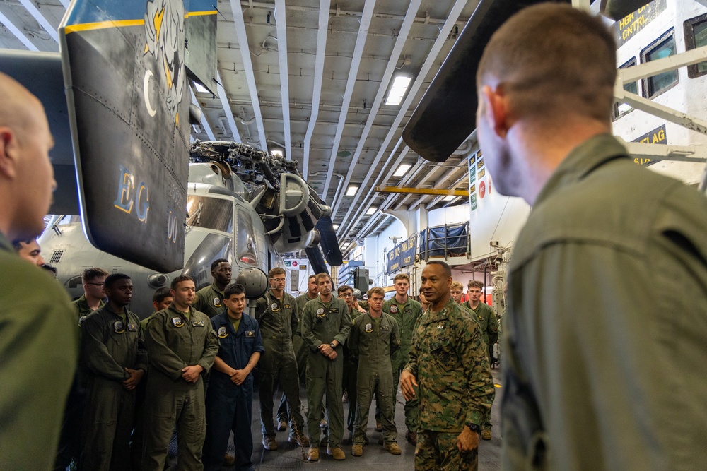 22nd MEU (SOC) | Lieutenant General Worth Visits USS Iwo Jima