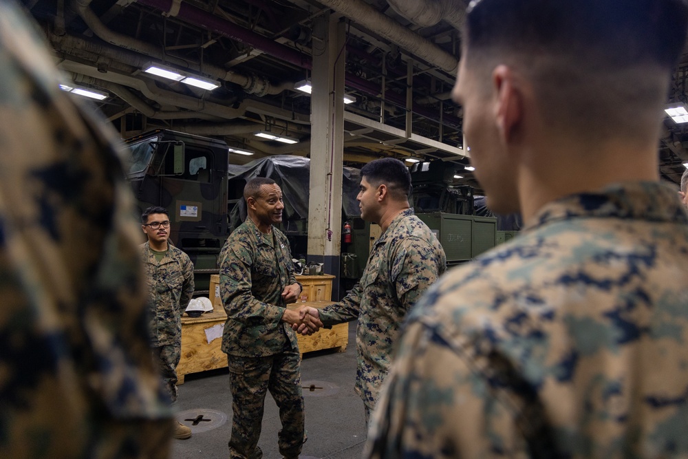 22nd MEU (SOC) | Lieutenant General Worth Visits USS Iwo Jima