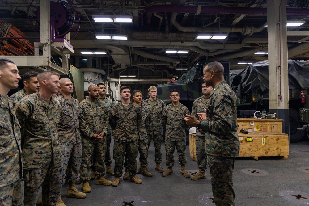 22nd MEU (SOC) | Lieutenant General Worth Visits USS Iwo Jima