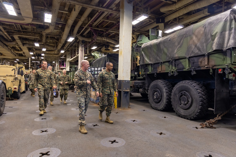 22nd MEU (SOC) | Lieutenant General Worth Visits USS Iwo Jima