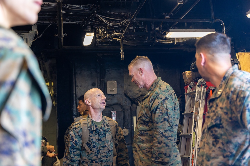 22nd MEU (SOC) | Lieutenant General Worth Visits USS Iwo Jima