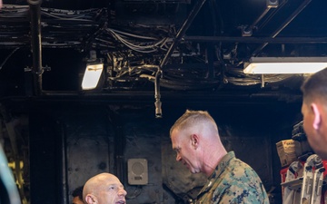 22nd MEU (SOC) | Lieutenant General Worth Visits USS Iwo Jima