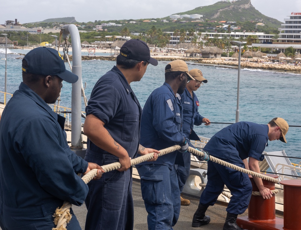 USS Cole Arrives in Curaçao