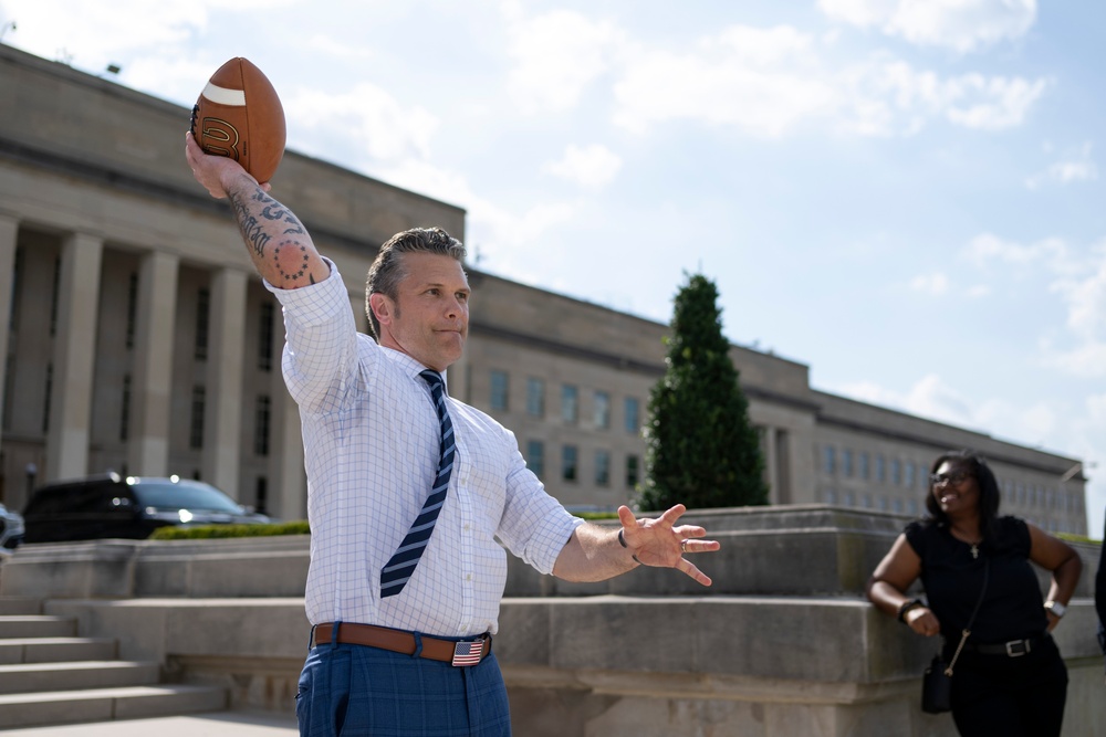 SD Hosts NFL Player and USNA Graduate 2nd Lt. Rayuan Lane III at the Pentagon