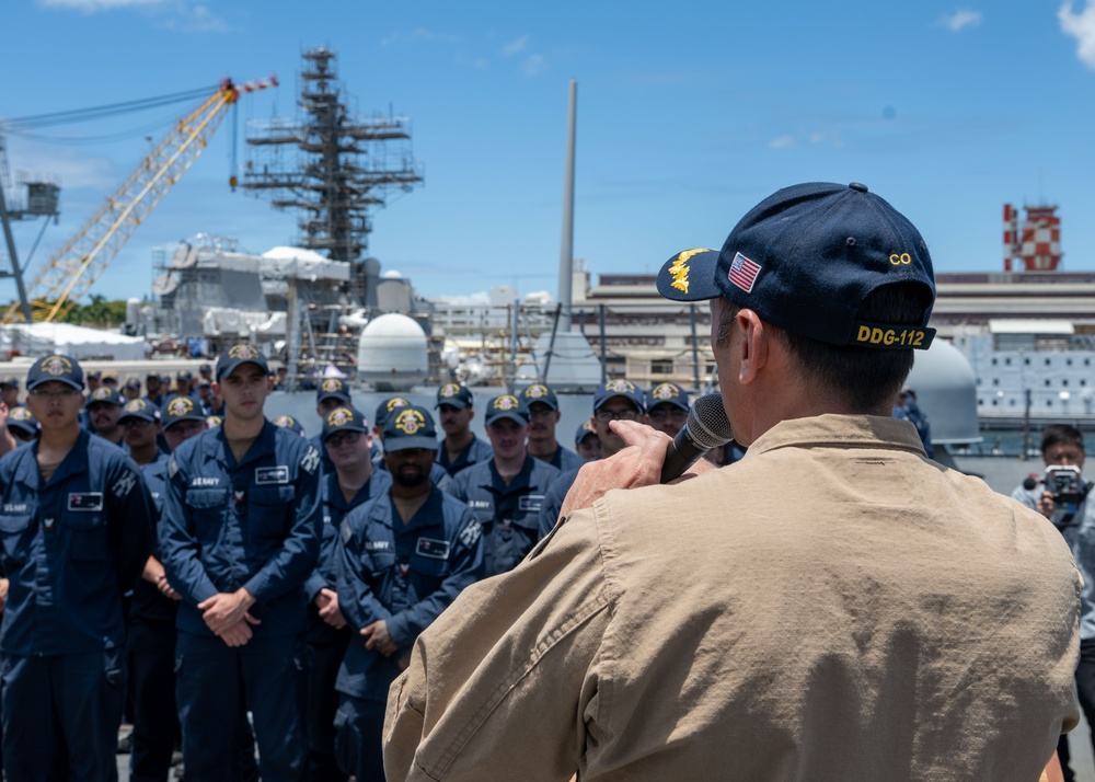 Adm. Steve Koehler, commander, U.S. Pacific Fleet, presents the Arleigh Burke Trophy Award to USS Michael Murphy