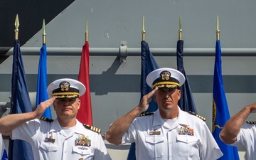 Amphibious Assault Ship USS Essex (LHD 2) holds Change of Command Ceremony