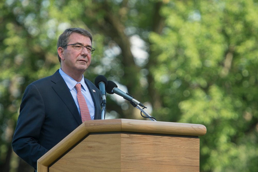 Defense Secretary Honors Retiring Vice Chairman of Joint Chiefs