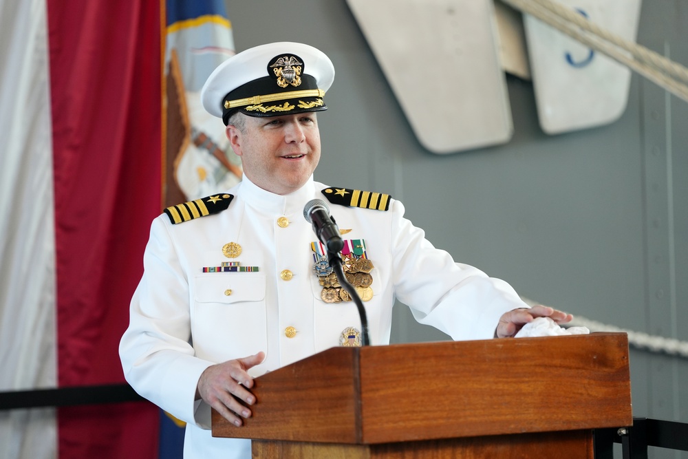 Passing the Torch, Holding the Line:  Command Changes Hands at Navy Reserve Center Great Lakes