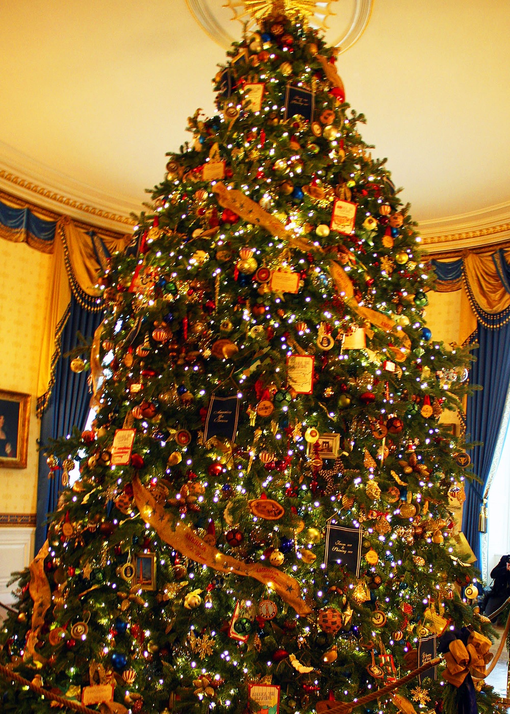 White House Christmas Tree Features Lyrics from Former National Anthem