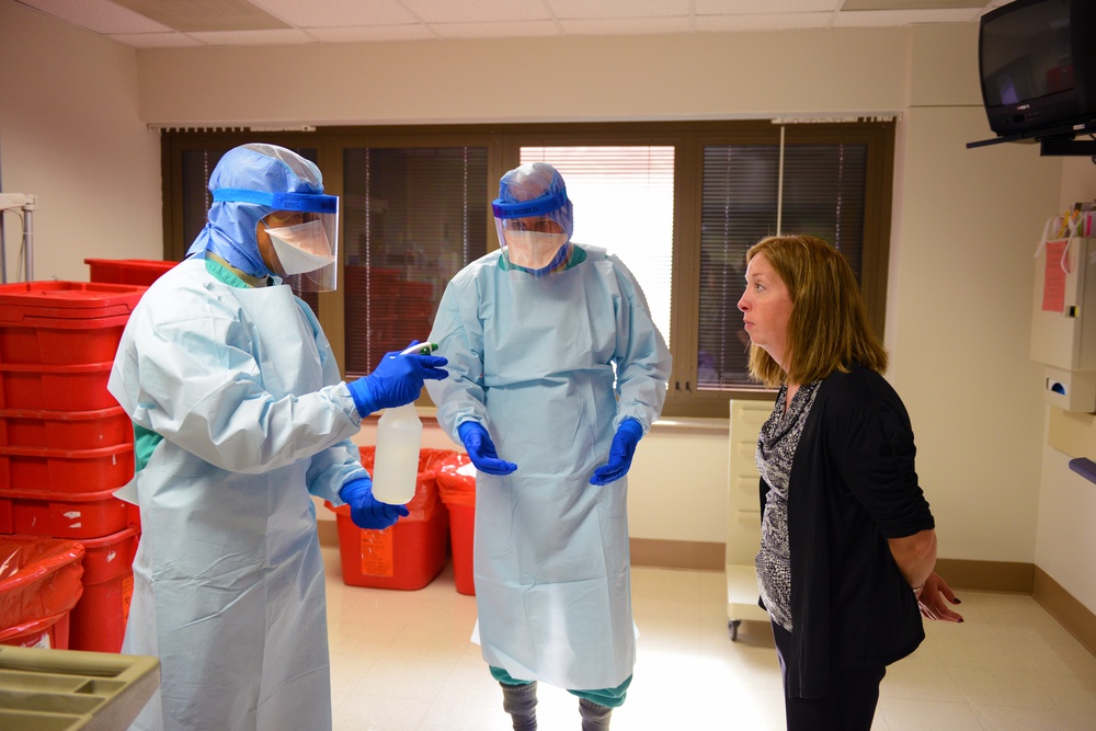 Military Medical Center Trains Ebola Response Team