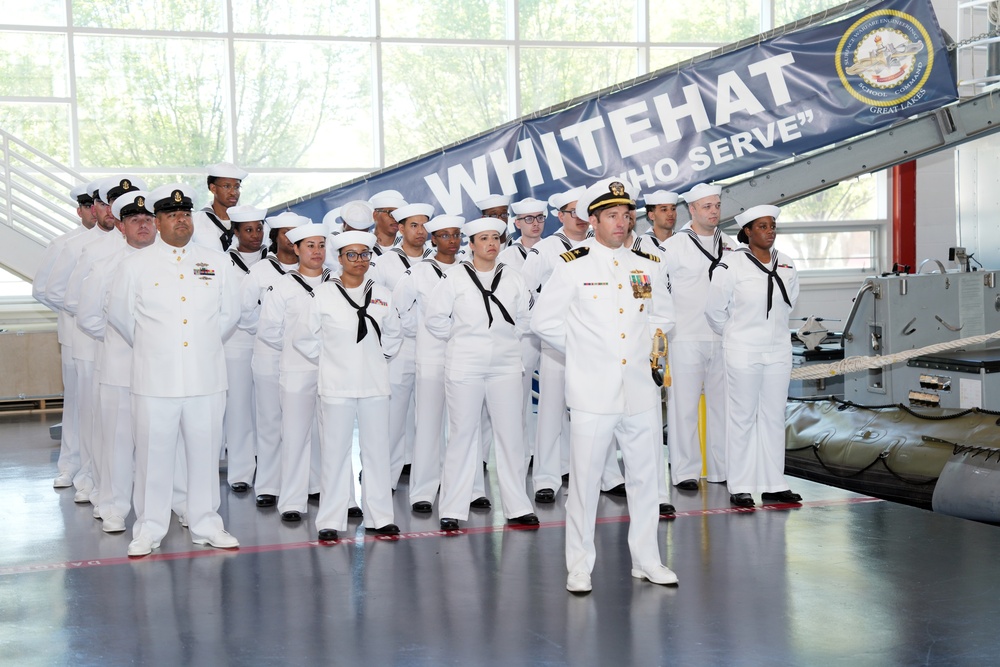 Passing the Torch, Holding the Line:  Command Changes Hands at Navy Reserve Center Great Lakes