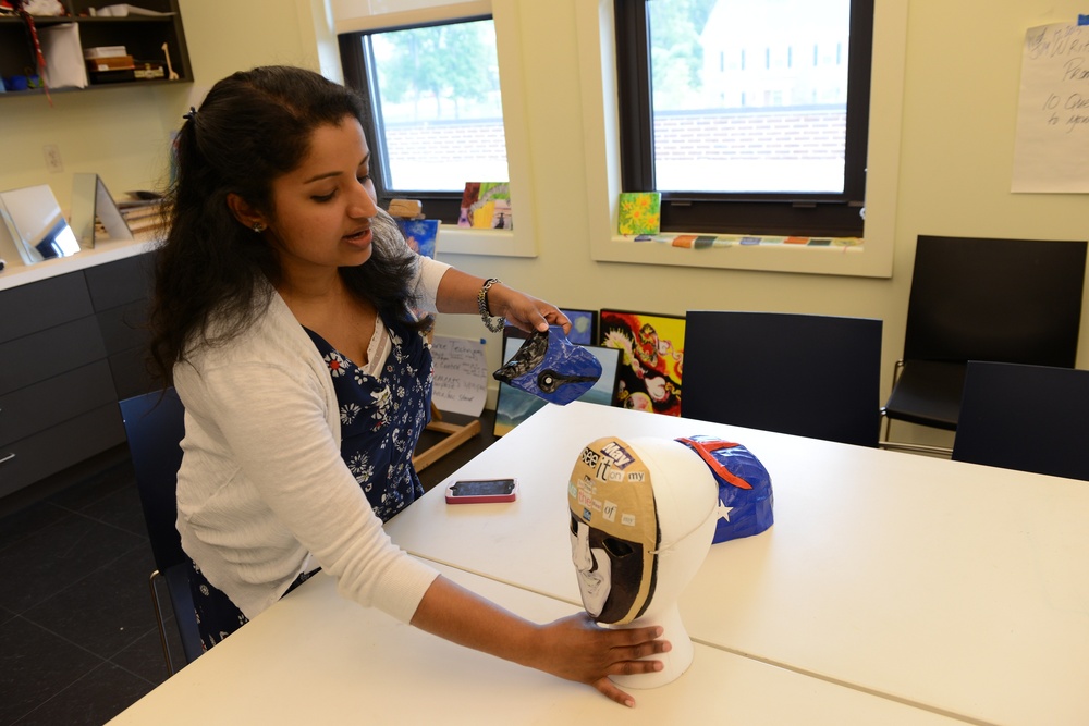 Art Therapy Helps Wounded Troops at USO Center