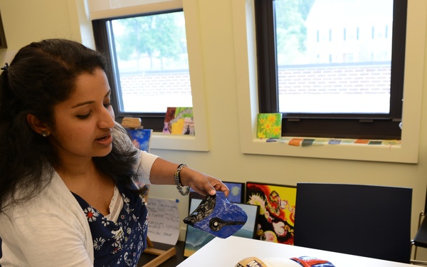 Art Therapy Helps Wounded Troops at USO Center