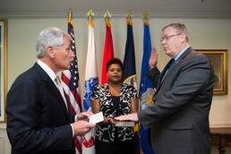 Hagel Swears in New Deputy Defense Secretary Bob Work