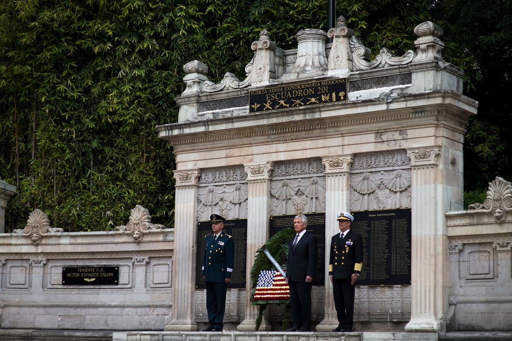 Hagel Lays Wreath with Mexican Defense Ministers at Squadron 201 Memorial