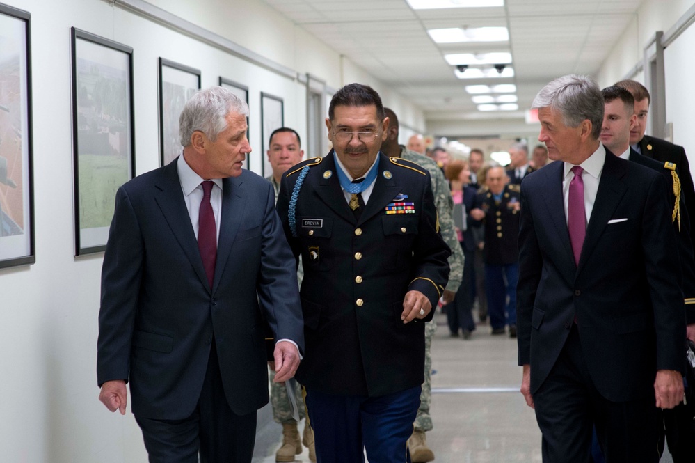 Hagel, McHugh Honor 24 Medal of Honor Recipients at Pentagon Ceremony