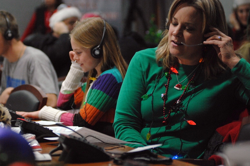 Mother-Daughter Duo Volunteer to Track Santa at NORAD