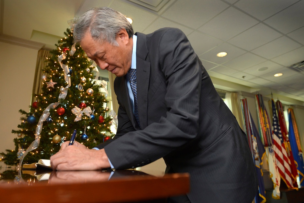 Singapore Defense Minister Signs Guestbook at Pentagon Meeting with U.S. Defense Secretary